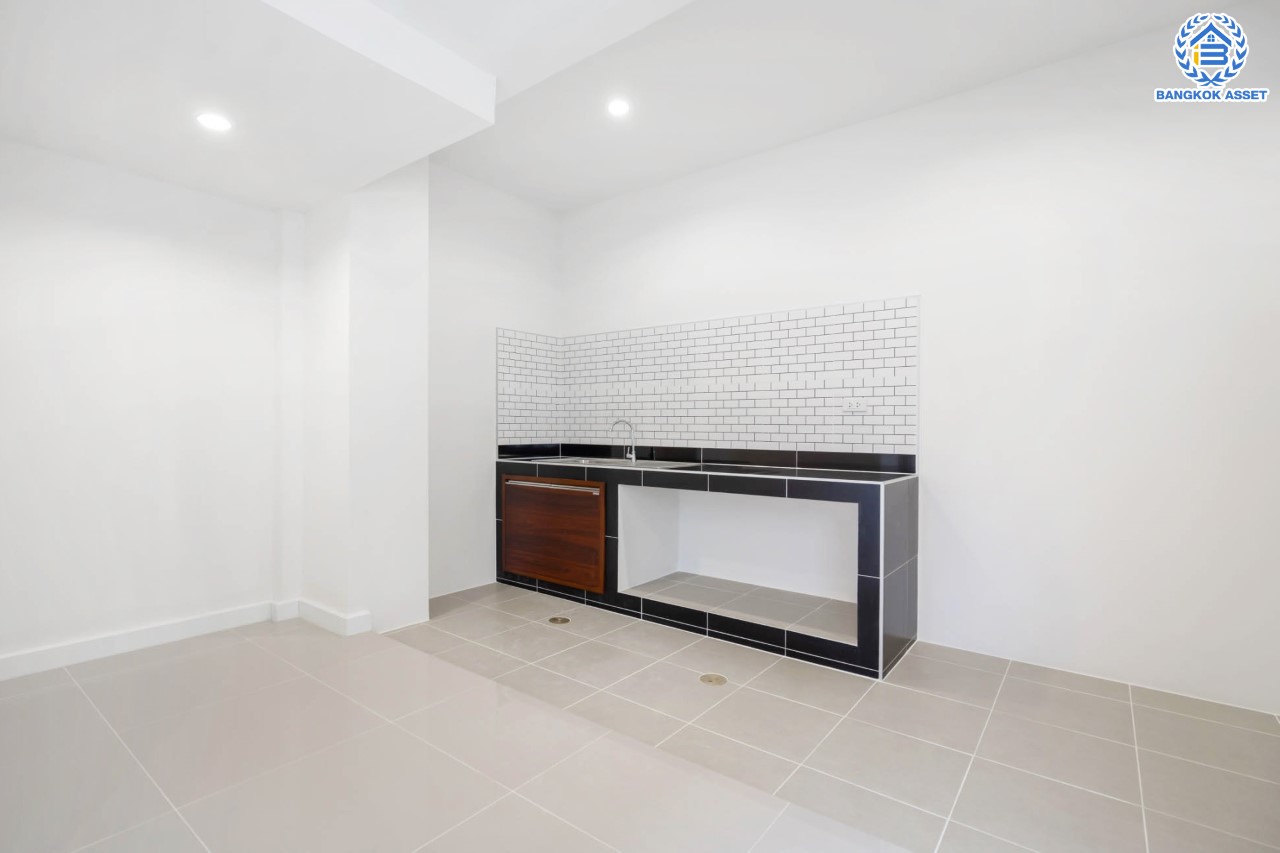 บ้านมือสองตกแต่งใหม่ ม.พระปิ่น2 ติดถนนบรมราชชนนี ทาวน์เฮ้าส์หลังใหญ่ เนื้อที่ 30 ตร.ว. ฟังก์ชัน 2 ห้องนอน 2 ห้องน้ำ จอดรถได้ 1 คัน บนทำเลศักยภาพ เชื่อมต่อหลายเส้นทาง ใกล้เซ็นทรัลปิ่นเกล้า ม.มหิดล , ทางด่วน "กาญจนาภิเษก"